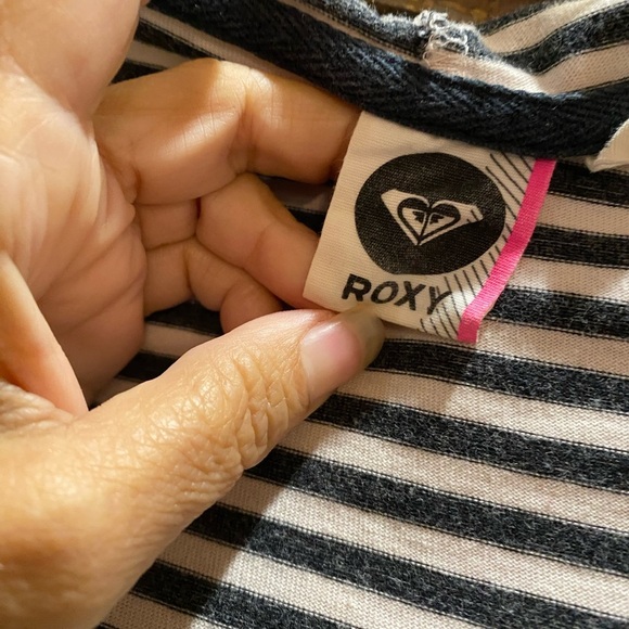 Roxy Monochrome Striped pullover wirh hood and front pocket - Picture 2 of 4